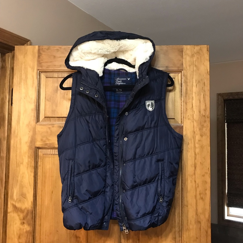 American Eagle Navy Puffer Vest